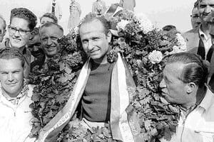 Fangio ganó los campeonatos en los años 1951, 1954, 1955, 1956 y 1957, con 5 diferentes equipos. 