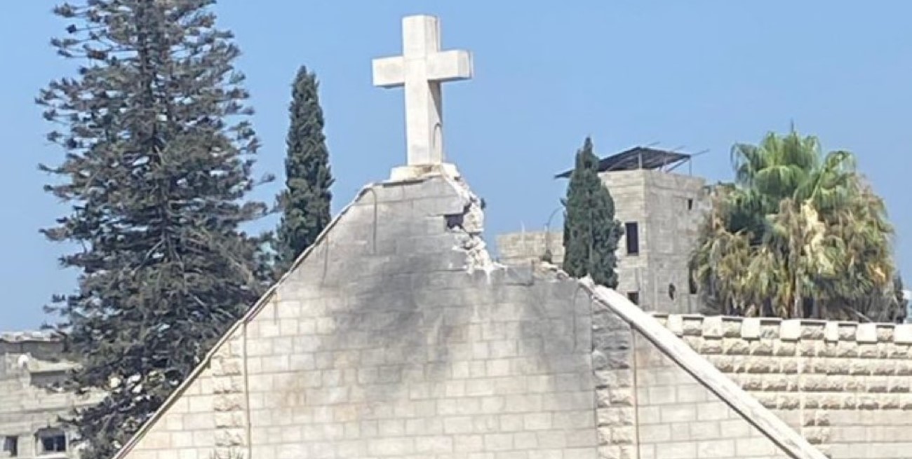 La última iglesia católica en Gaza fue derribada por un misil israelí e hirieron al párroco argentino