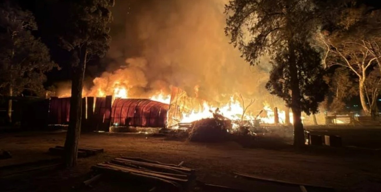 Incendio en un aserradero de Córdoba: seis dotaciones de bomberos y corte total en la Ruta 5