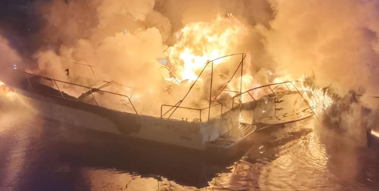 Un incendio en el Club Náutico Paraná consume tres embarcaciones