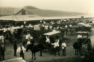 El trabajo era incesante en el viejo Mercado de Abasto. Crédito: Archivo / Dalla Fontana