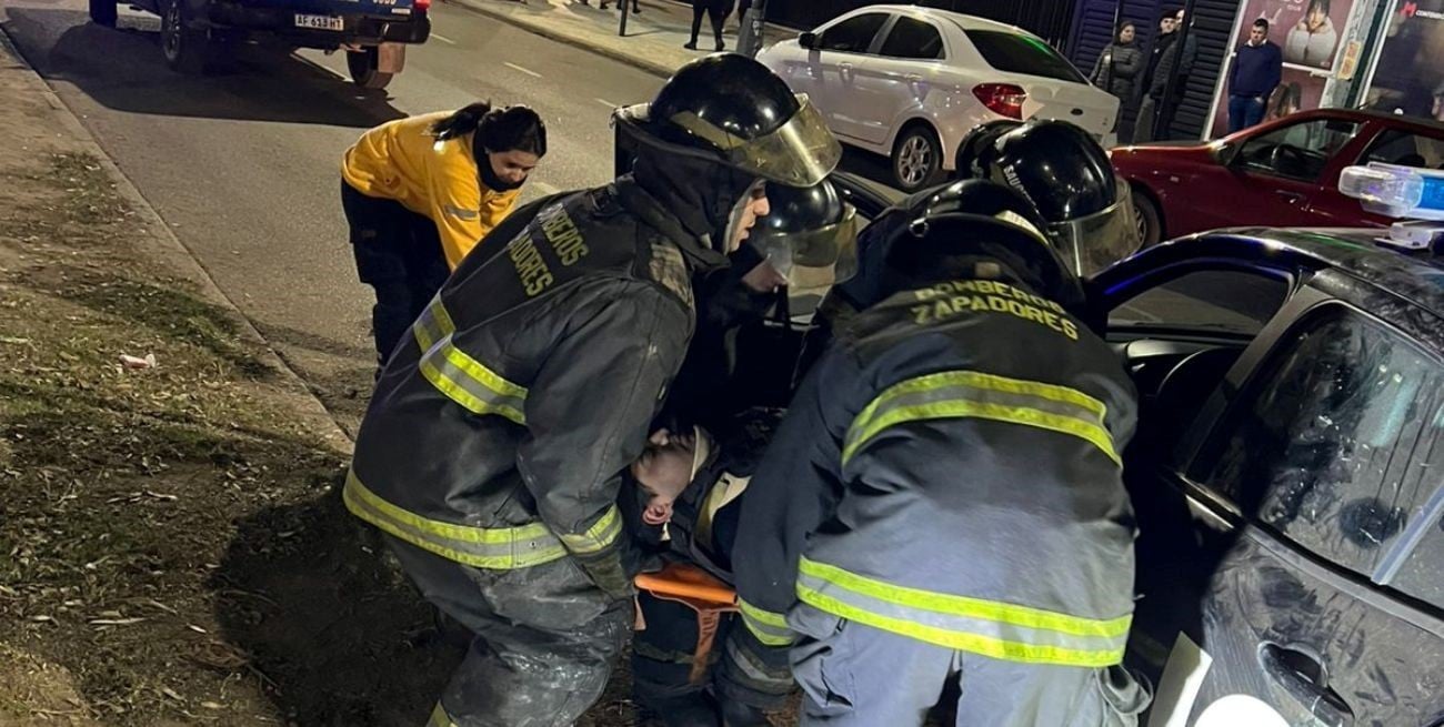 Tremendo accidente entre un patrullero y un Peugeot: dos policías heridos