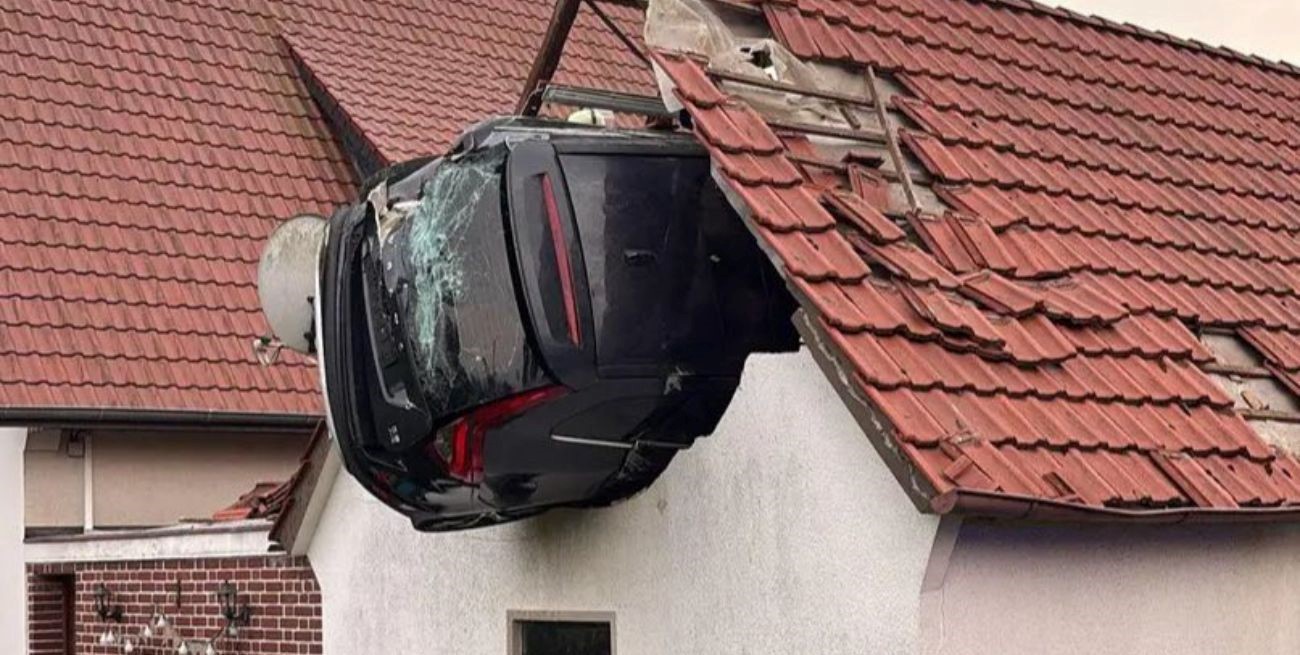 Un auto atropelló a un nene y terminó incrustado en un granero en Alemania