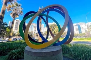 Energía olímpica del artista Rogelio Polesello. Ubicada en Retiro, la escultura representa el dinamismo de la mayor contienda deportiva global. Crédito: NA.
