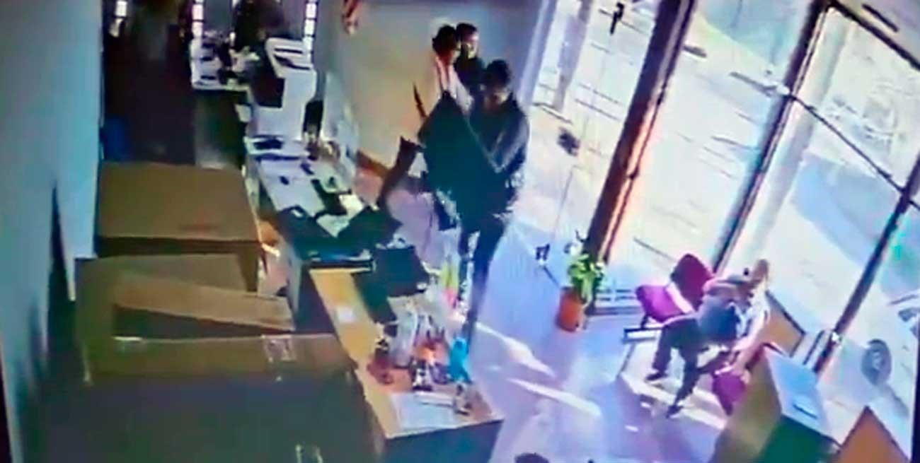 Día de furia: entró con un pico y destrozó una oficina de la EPE en San Jorge