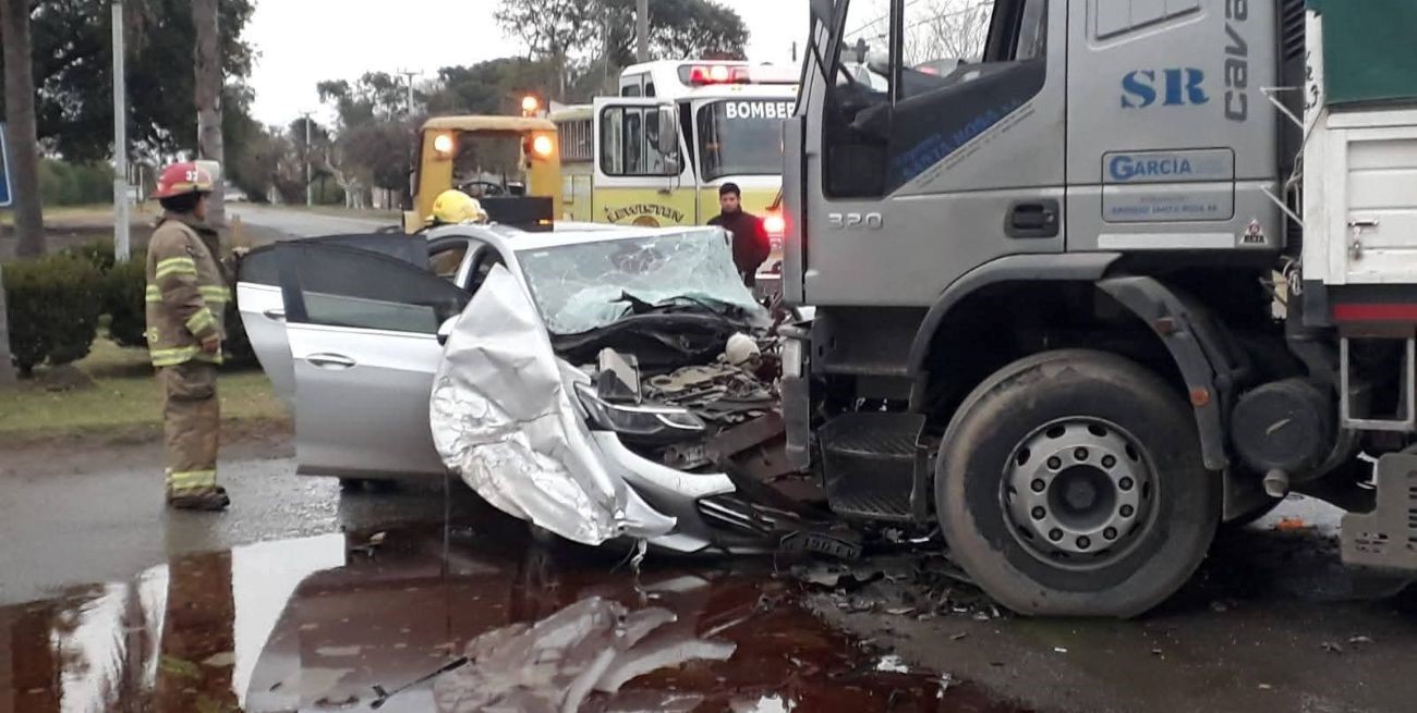 Grave accidente en Barrancas: una docente chocó de frente contra un camión 