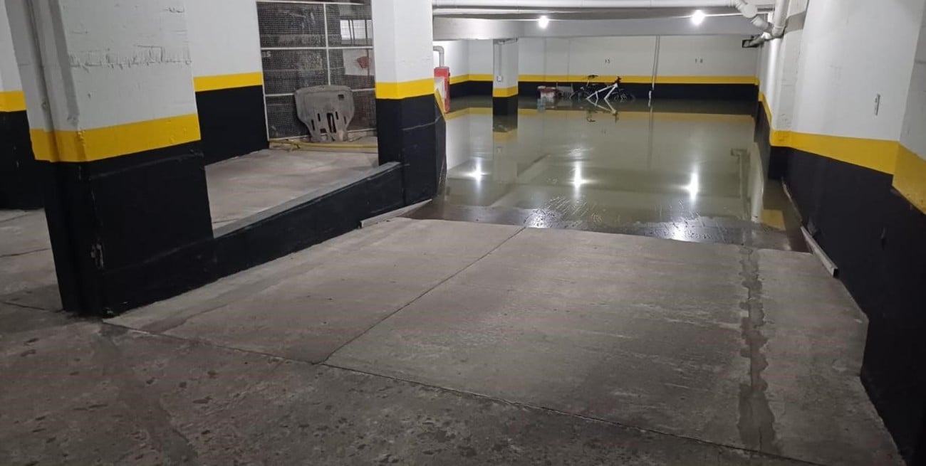 La cochera de un edificio céntrico está inundada con líquidos cloacales
