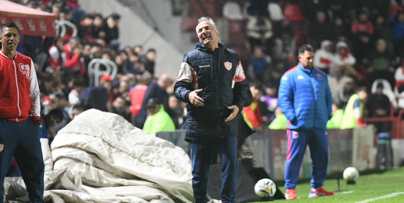 Madelon brinda una charla en un instituto de Santa Fe
