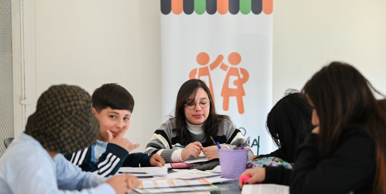 Villa Gobernador Gálvez: refuerzan apoyo educativo a jóvenes de nivel medio