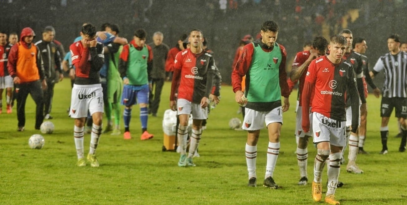 Con sangre nueva y errores viejos, lo mejor de Colón fue su gente: perdió 0-2