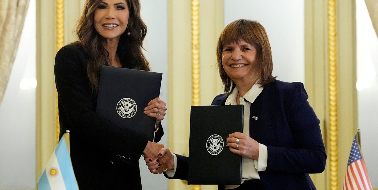 Mientras busca el ingreso sin visa a Estados Unidos, Milei recibe a la encargada de las deportaciones