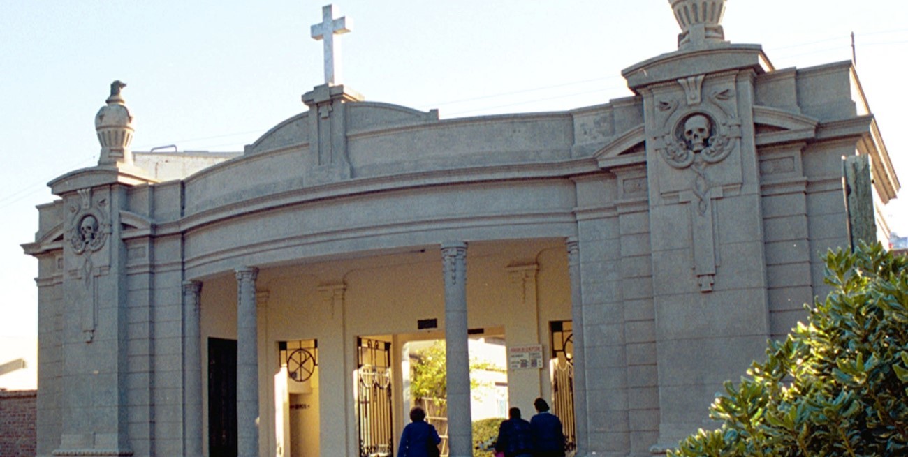 En Esperanza: murió tras chocar su auto contra la pared del Cementerio