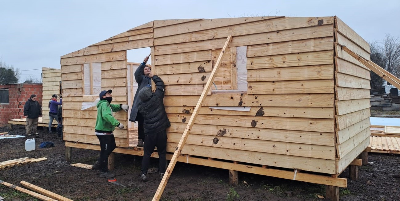 Desafiando la lluvia y el frío,  cientos de voluntarios construyeron 15 viviendas para familias en estado de vulnerabilidad