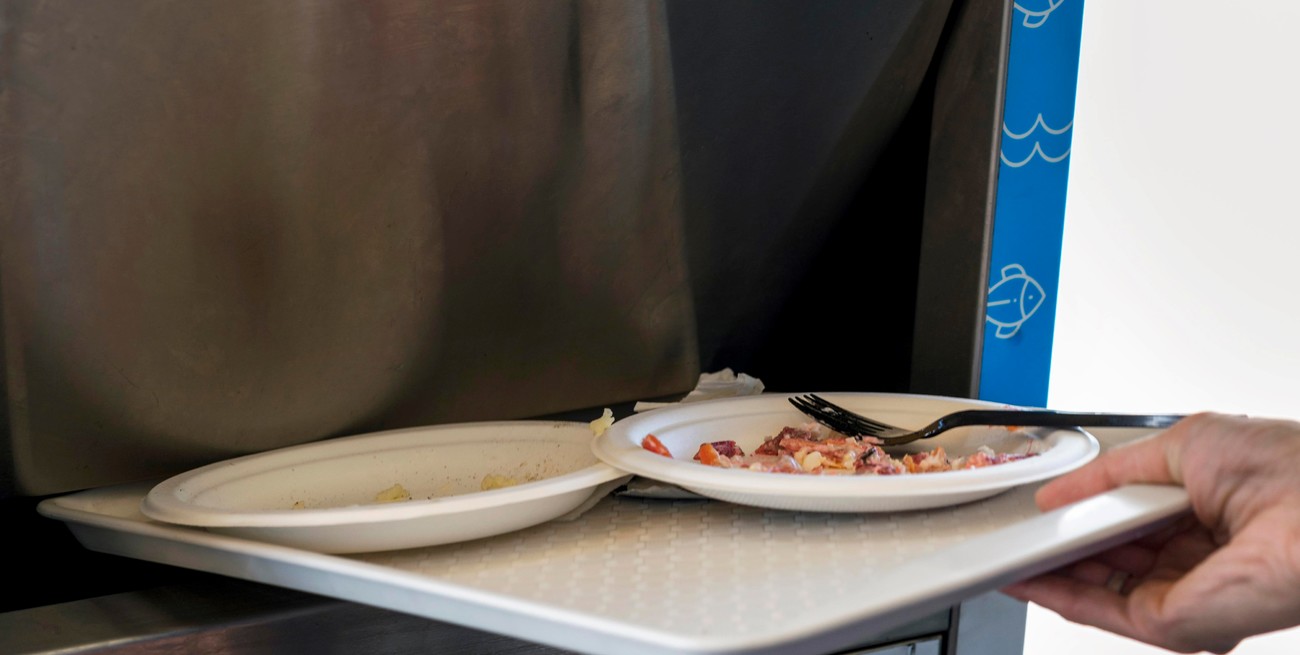 ¡Insólito! Camarera queda atrapada en un montacargas y su pedido de ayuda se vuelve viral