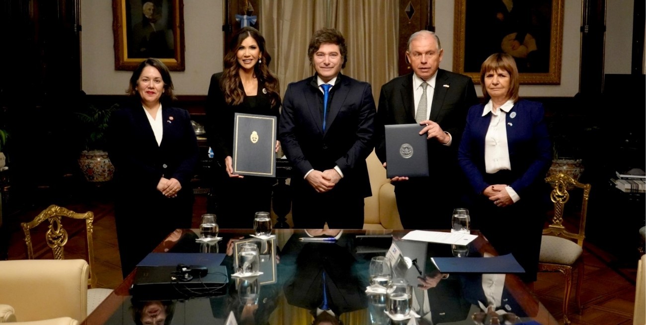 Milei recibió a la secretaria de Seguridad de Trump, quien firmó acuerdos para que argentinos accedan a la Visa Waiver