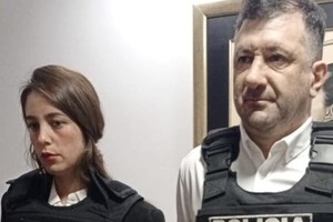 El momento de la detención de Edgardo Kueider y su secretaria Iara Guinsel.