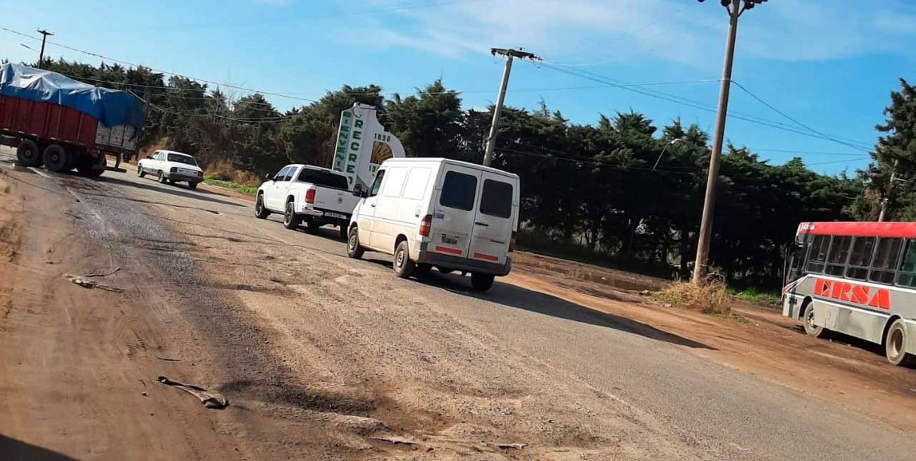 Pozos profundos en la Ruta 11 obligan a maniobras peligrosas entre Santa Fe y Recreo 