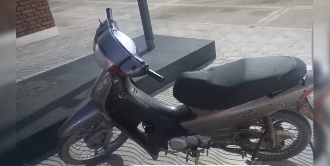Una pareja remolcaba una moto robada y ella terminó tras las rejas