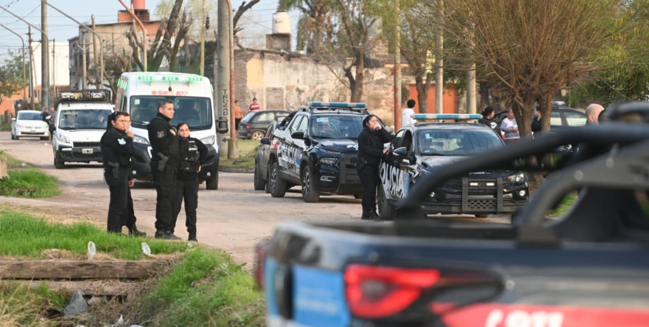 Un policía baleó a su pareja, golpeó a su hija, se atrincheró y se tiroteó con colegas