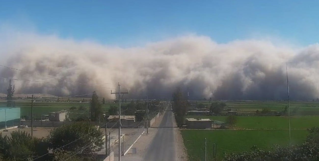 Video: una tormenta de arena y polvo cubrió regiones costeras del sur de Perú
