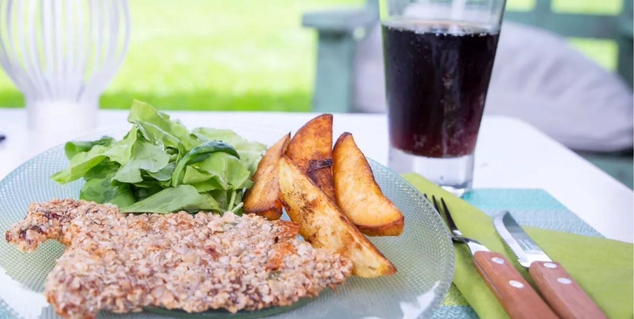 Milanesa de pollo rebozada con avena: saludable y crujiente 