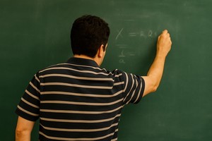 Desde hace años vienen en aumento las denuncias inverosímiles e injustas hacia docentes, con terribles consecuencias para muchos trabajadores de la educación. Después del daño irreparable sufrido, se constató su inocencia (imagen expuesta solo como referencia).