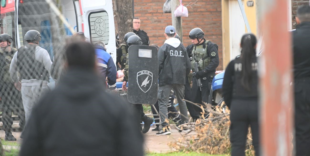 Pasó a sala general el policía que hirió a su familia y se atrincheró