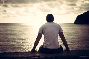 “En el silencio… nace un suspiro”… Imagen ilustrativa para un poema compartido por un lector.