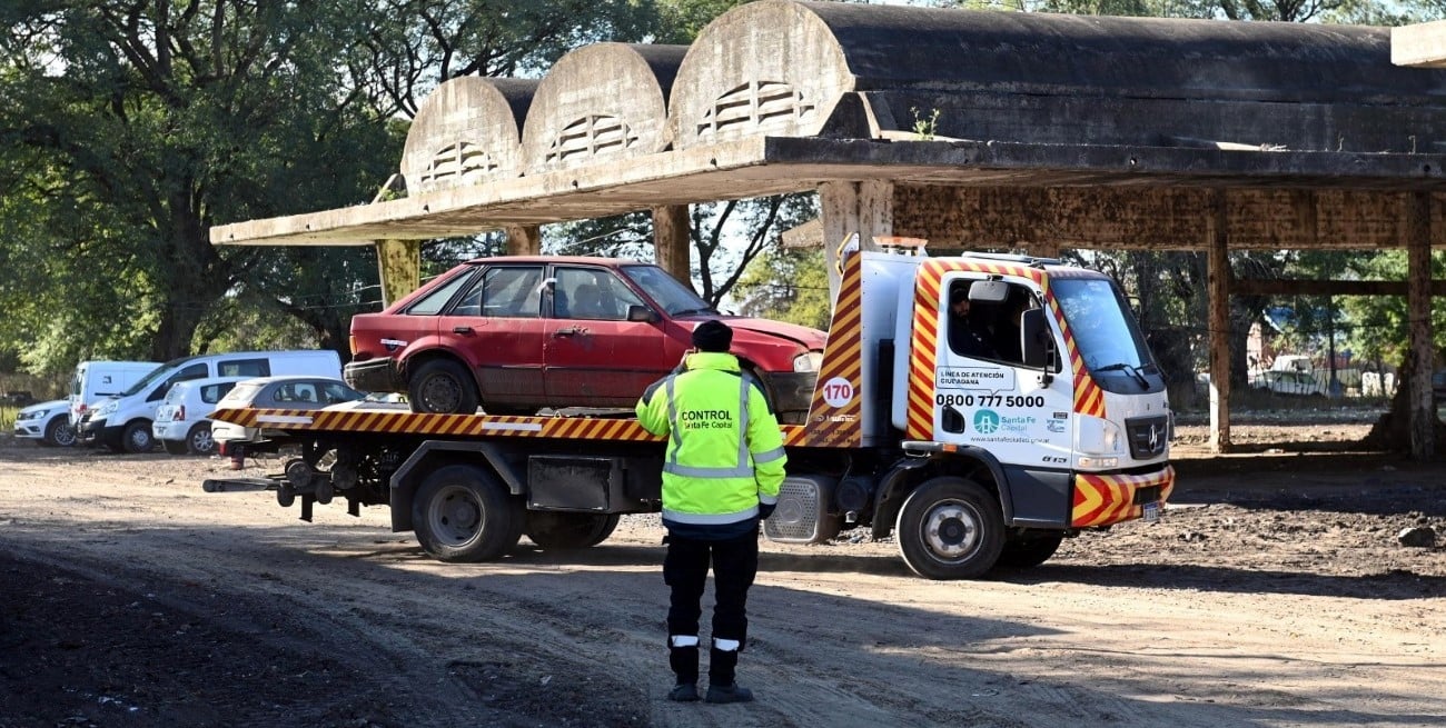 Retiraron autos abandonados y los trasladaron al ex frigorífico municipal en Santa Fe
