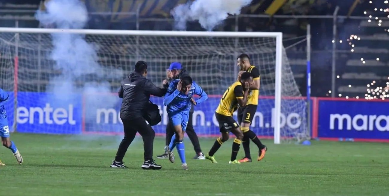 Increíble: hinchas de The Strongest le tiraron fuegos artificiales a sus propios jugadores