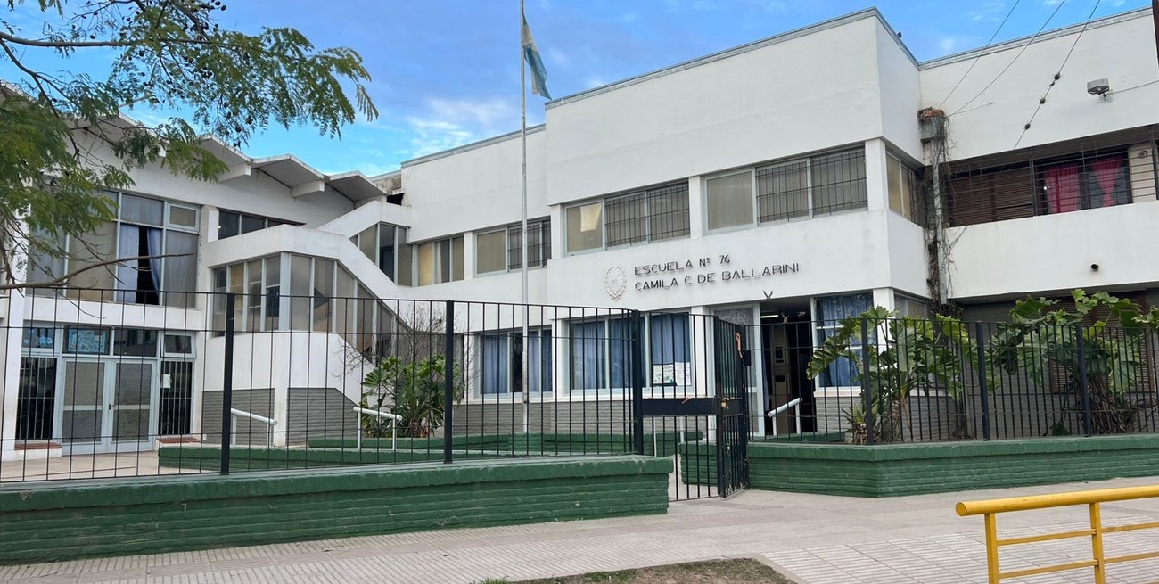 Rompieron un ventilluz y entraron a la escuela Ballarini; robaron ropa y violentaron armarios