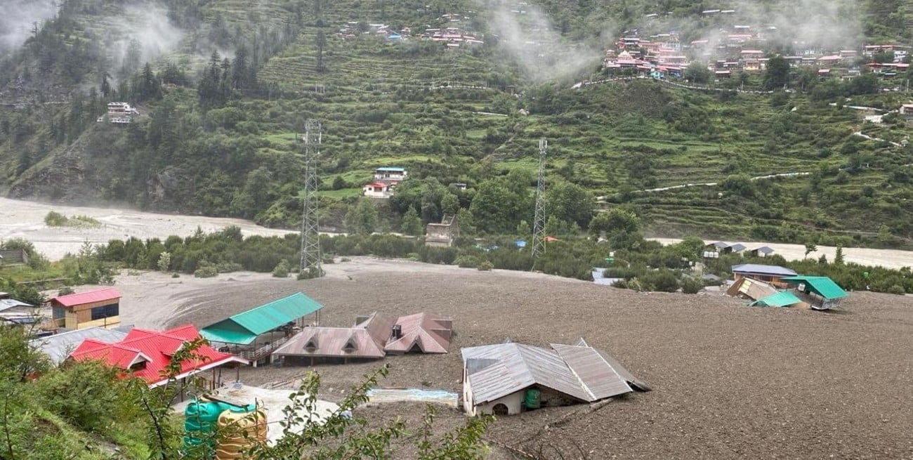 Impactante inundación en una población del norte de India