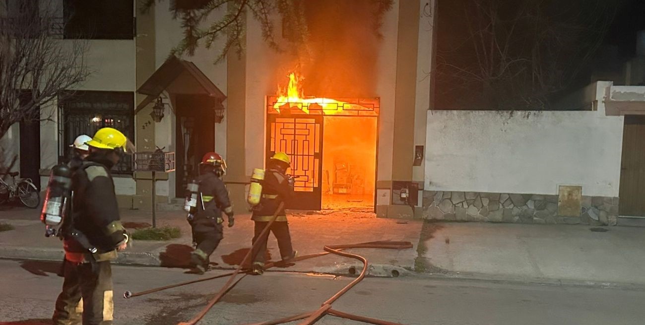 Incendio en Belgrano: dos personas rescatadas, un bombero hospitalizado y una mascota fallecida 