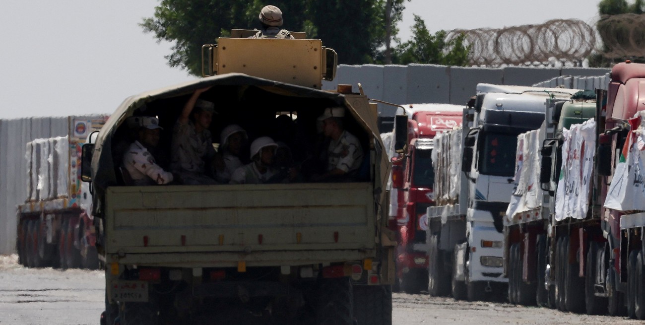Volcó un camión con ayuda en Gaza: 20 muertos al caer sobre una multitud 