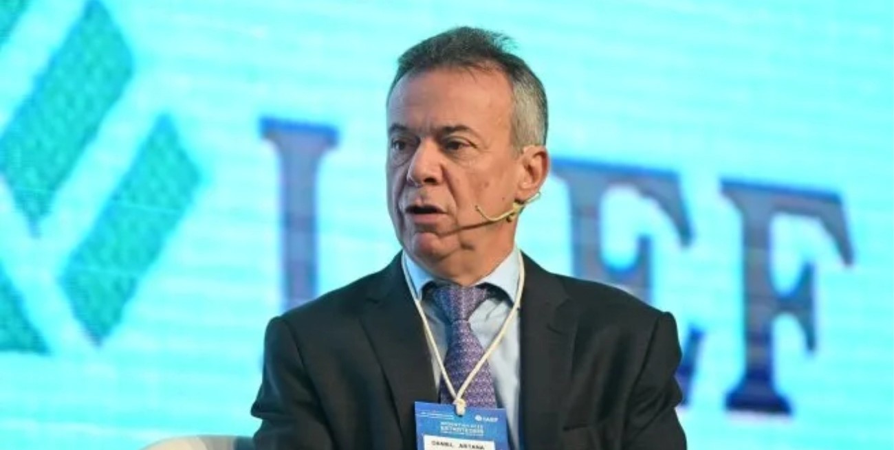 Las tasas altas calmaron al dólar pero el riesgo país marca las desconfianzas