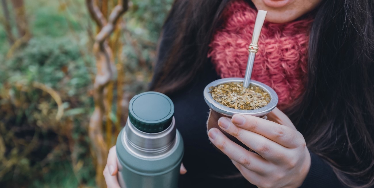 Qué revela revolver la yerba del mate con la bombilla sobre tu personalidad