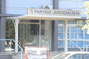 La presidencia del partido está cargo de Guillermo Cornaglia, pero dos sectores prevalecen en la toma de decisiones: el de los senadores provinciales y el que lidera Agustín Rossi.
Foto: Luis Cetraro