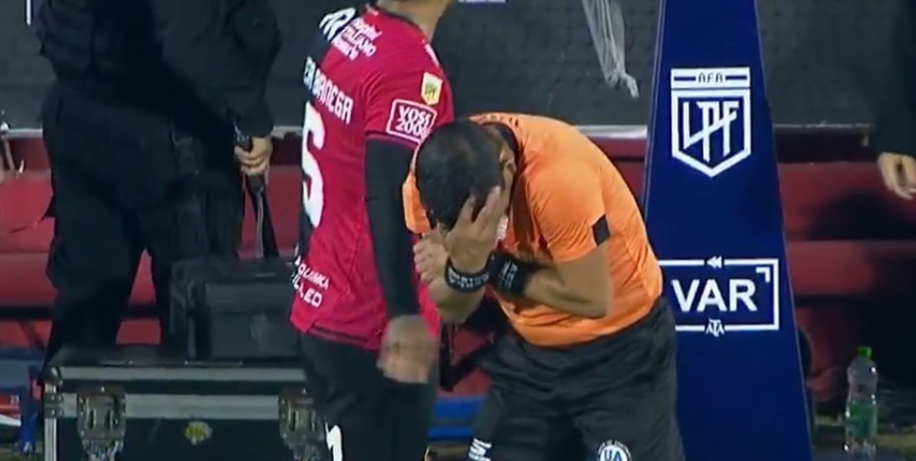 Video: le arrojaron objetos a Merlos durante el partido entre Newell´s y Central Córdoba