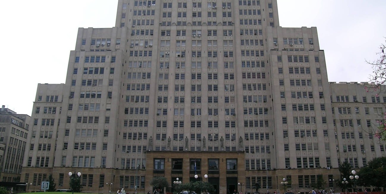 Murió un estudiante de la UBA tras caer al vacío en la Facultad de Medicina: investigan las causas