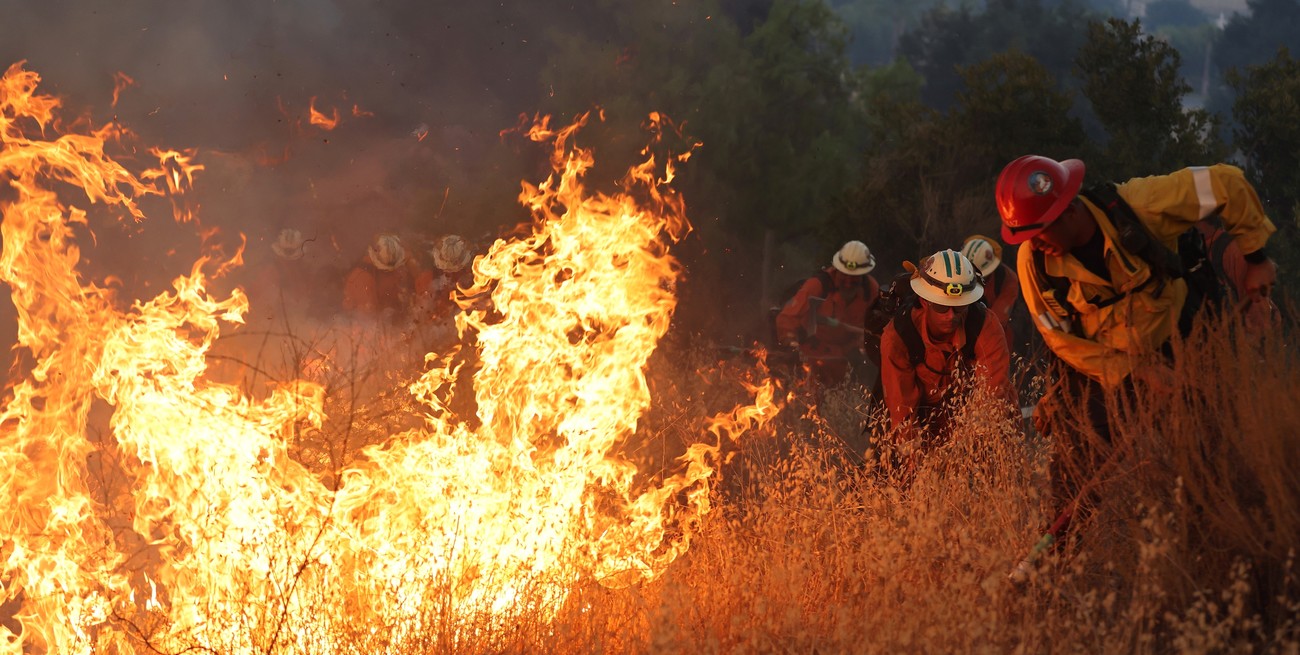 Bomberos luchan por contener el incendio de 2.000 hectáreas en Los Ángeles