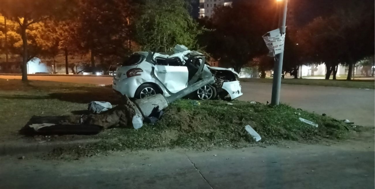 Un hombre herido de gravedad al estrellar su auto contra una columna en la Av. 27 de Febrero