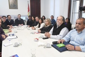 Dirigentes gremiales y funcionarios provinciales en otra reunión de la mesa paritaria. Foto: Luis Cetraro