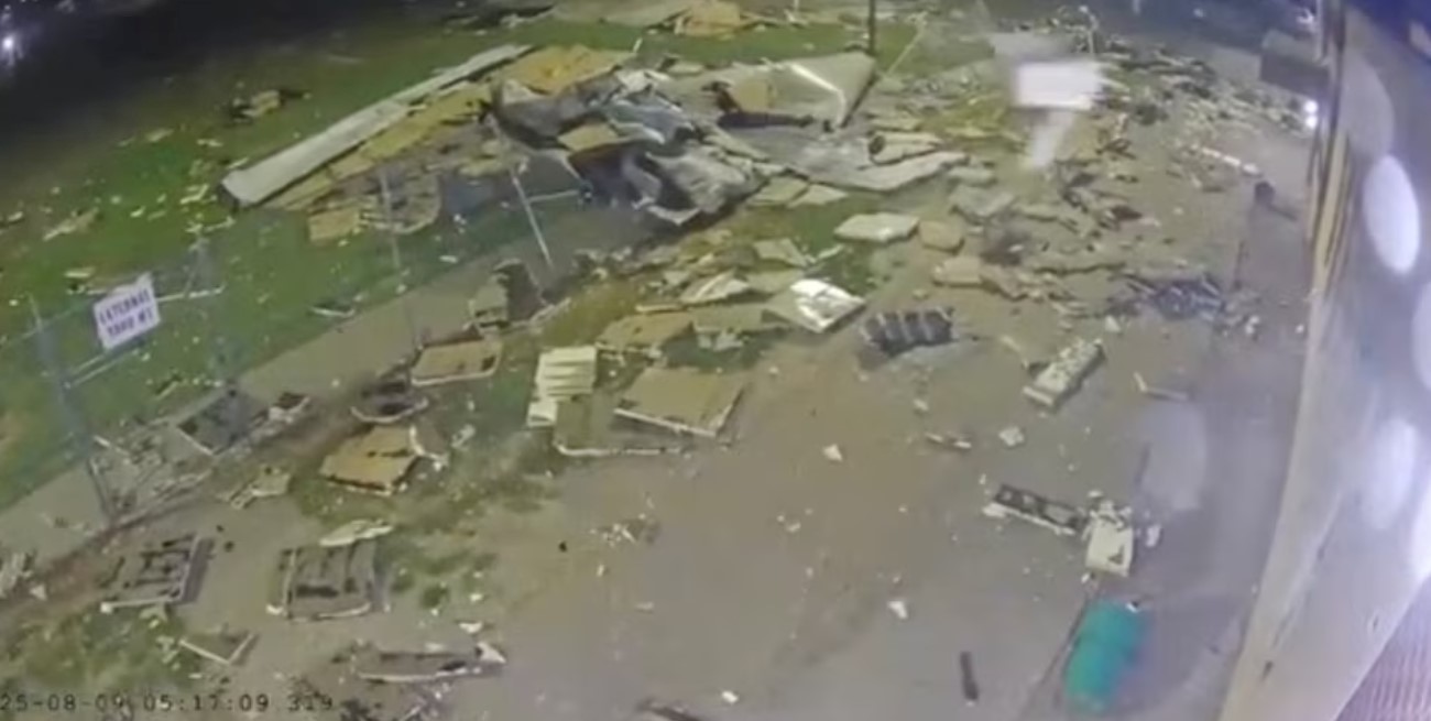 Video: fuertes vientos arrancaron el techo en una prisión de Nebraska