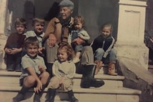 Bernardo Alemán rodeado de nietos en la estancia "La Lucila".