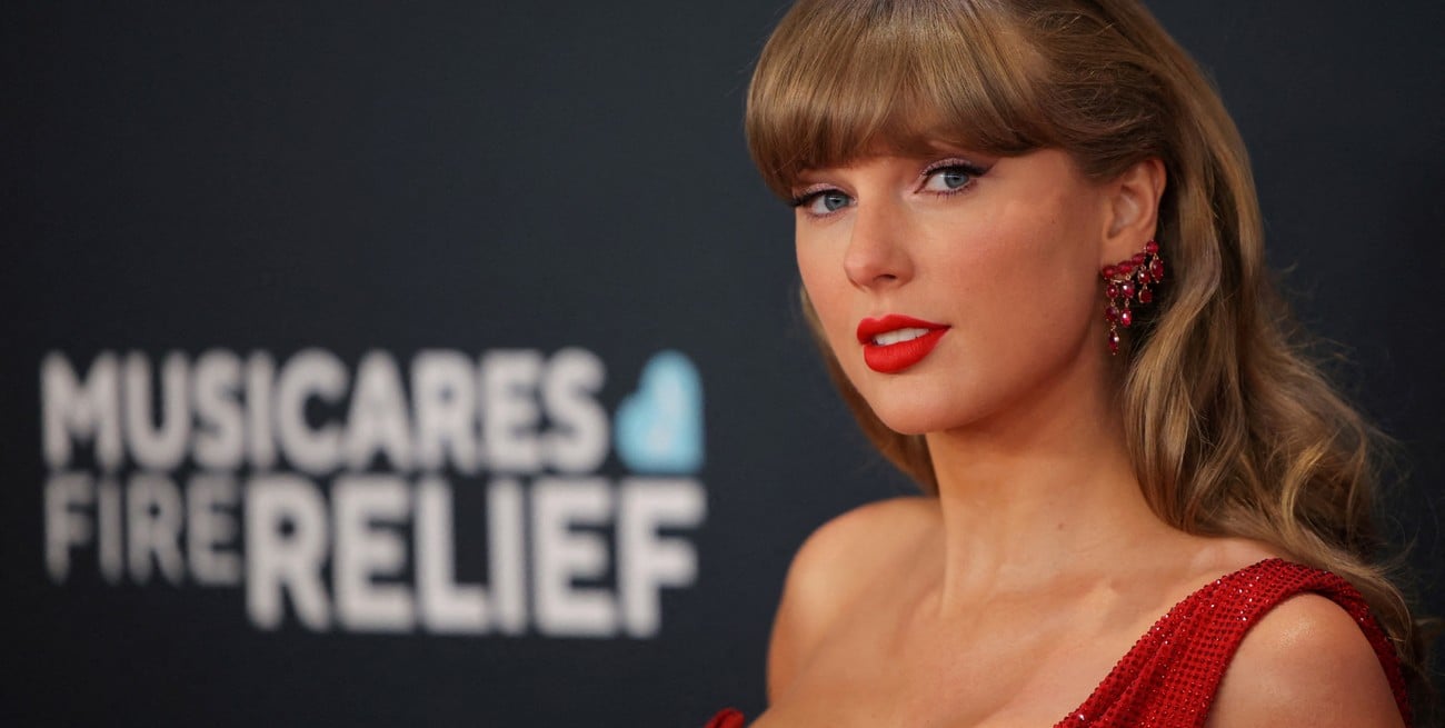 Taylor Swift causa revuelo con una misteriosa entrada al partido de Travis Kelce