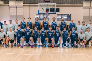 El plantel y cuerpo técnico completo. Crédito: CAB