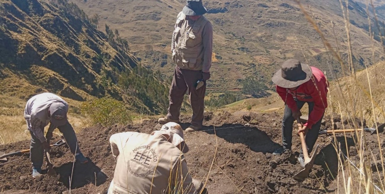 Perú recuperó los cuerpos de una familia asesinada por la Marina en 1984