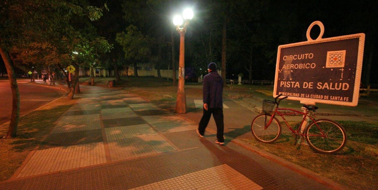 Le clavaron una punta de madera en la cara para robarle la bicicleta y el celular
