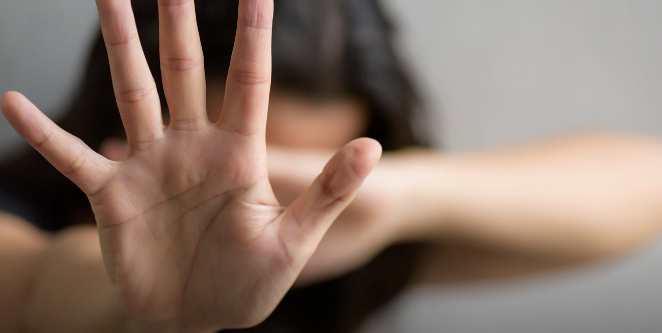 Fue condenado por abusar de una menor, trabajó en un pelotero y sigue en libertad