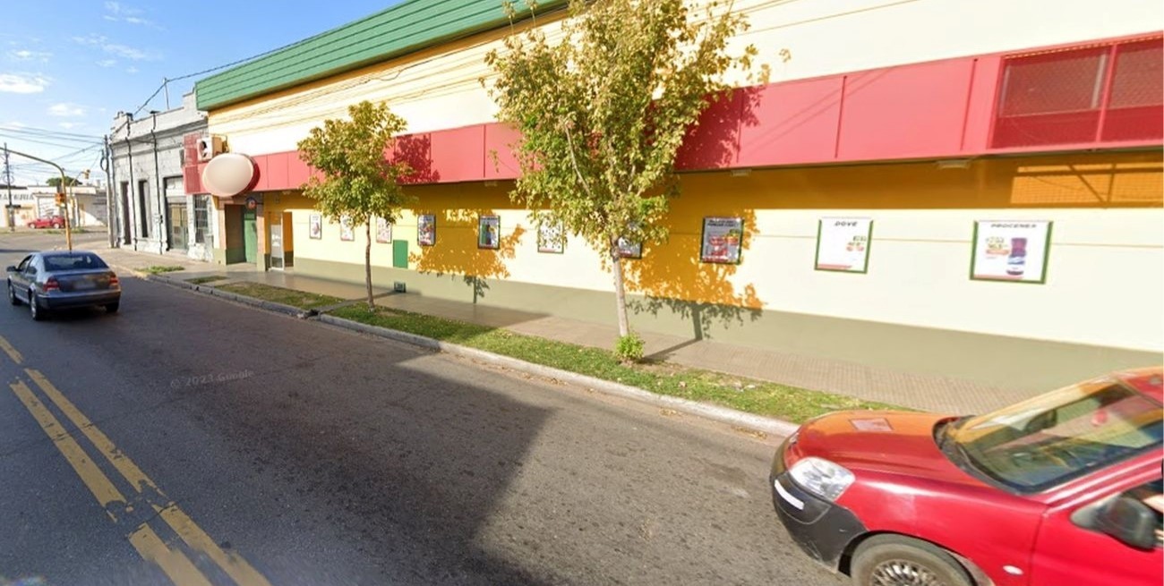 Tensión en un supermercado: intentó robar, se encerró en el baño y terminó detenido